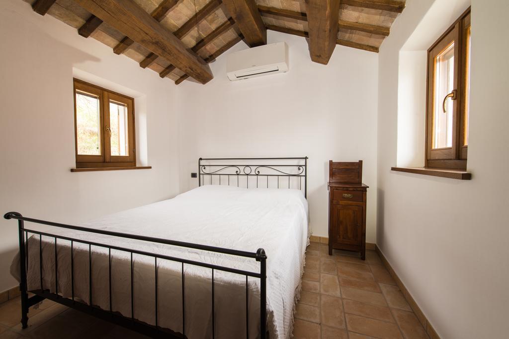 Casetta In Pietra Acqualagna Room photo